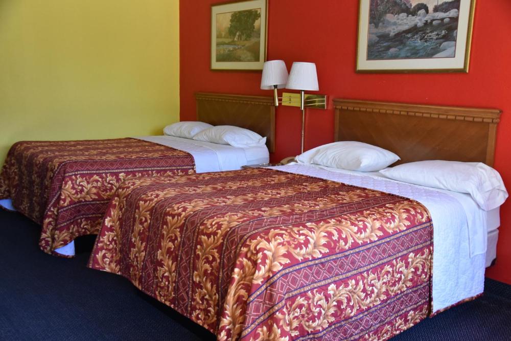 Queen Room with Two Queen Beds - Non-Smoking interior