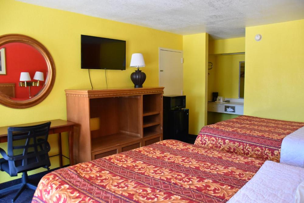 Queen Room with Two Queen Beds - Smoking interior